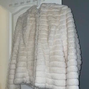 Krämvit pälsjacka - Använd fåtal gånger, nypris 900:-💜