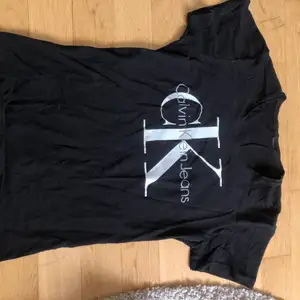 En svart Calvin Klein t-shirt. Vet inte vad det är för storlek men skulle säga att den passar XS-S. 