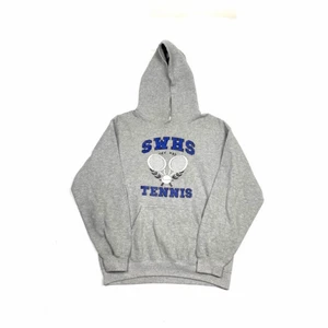 Vintage college hoodie - Säljer en skit snygg vintage hoodie i storlek large och passar skit snyggt oversized om man har storlek Medium eller small. Hoodien är i jätte bra skick. Skickar endast👍🏻 Ha en bra dag!