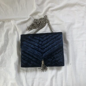 Väska  - En mycket fin väska från Vero Moda. Knappen är lite sliten men funkar perfekt ändå. Blå med silverdetaljer✨ Knappt använd✨