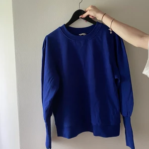 Sweatshirt  - En blå sweatshirt från Cubus. Jag köpte den i storlek xl men är en M egentligen och den satt som en M.