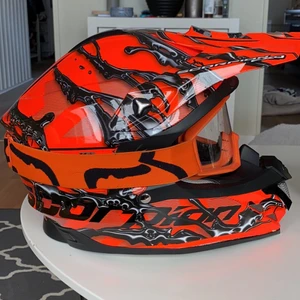 Motocross/moppe hjälm  - Säljer min motorcross hjälm och glasögon i mycket bra skick. 