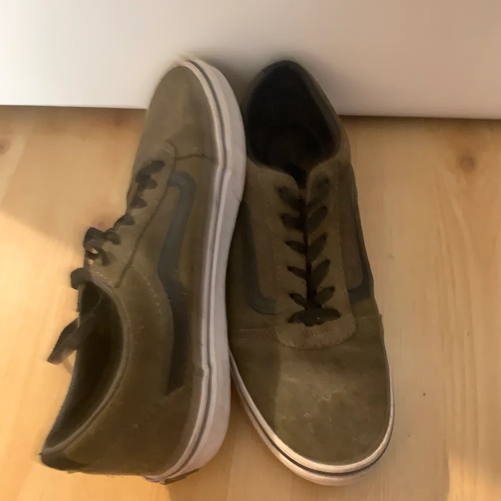 Old skool vans i mörkgrönt. Stl 37/38. Betalning sker vi swish och köparen står för ev frakt! ☺️. Skor.