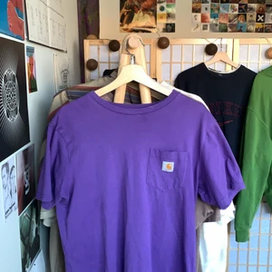 Carhartt Tee - Lila t-shirt från Carhartt med ficka + carharttloggan. Superfint skick!