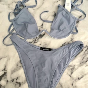 Bikini  - Helt oanvänd bikini från missguided!💙 supersnygg knytning i ryggen, storlek 38 på båda delar! 80kr+frakt 
