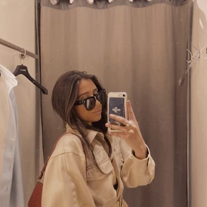 intressekoll  - Tänkte checka intresset på denna snygga jacka. Jackan är från gina tricot och går att ha både öppen och stängd. Gillar den verkligen så därför vill jag kolla först. Så buda💗💗 