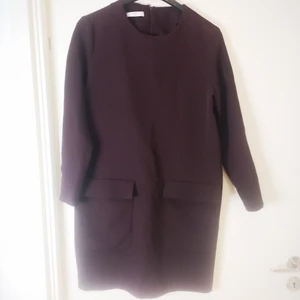 Mango klänning, stl M - Säljer min nya mörk lila Klänning från Mango i serien Suit. 
