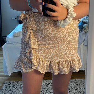 Kjol - Säljer denna fina kjol då den är för liten och då inte kommer till nån användning. Använd kanske 3-4 gånger men är fortfarande som ny. Kjolen har en dragkedja i sidan så den sitter säkert.