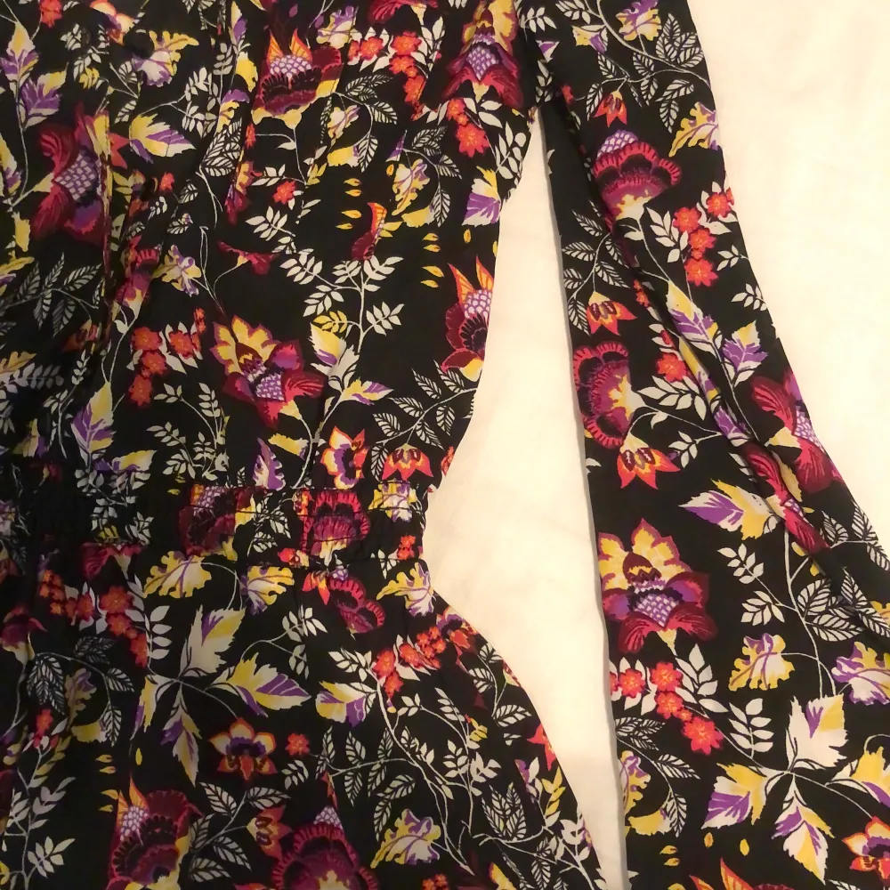 Superfin byxdress från H&M i storlek 38 (men skulle säga att den även passar om man bär storlek 36), använt en gång! Har knappar upptill så man kan välja själv hur urringat man vill ha! Säljer för 100kr + frakt eller mötas upp i Stockholm . Övrigt.