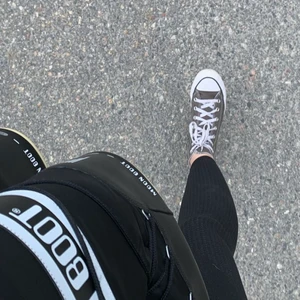 Bruna converse  - Sparsamt använda, inga skador endast smutsiga på sulan vilket går bort! Självklart tvättas skorna innan dom postas. 