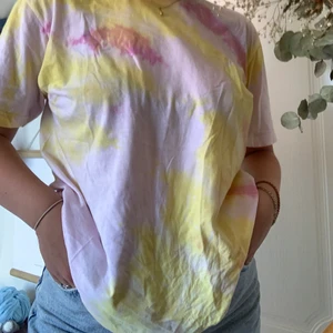 T-shirt med batikmönster -  t-shirt köpt här på Plick men har inte kommit till användning så är i väldigt bra skick! Mjukt material och skulle säga att den passar storlekarna S-L beroende på hur man vill att den ska sitta. 