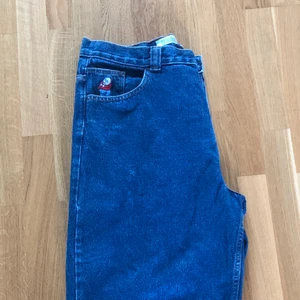 Blåa Polar Big Boy L - Blåa Polar Big Boys i storlek L. De är avklippta en bit längst ner och har en fläck på bakfickan. De är sparsamt använda och aldrig tvättade så de har ej bleknat något. Skriv om du har fler frågor eller vill ha mer bilder. Kan fraktas eller mötas upp i Stockholm:)