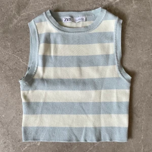 Zara topp i ljusblå och vit - Urgullig stickad Zara topp i ljusblå och vita ränder, som inte säljs i denna färg längre✨Passar perfekt nu till sommaren!💕Toppen är i storlek S men är mycket töjbar och kan passa en xs-m⚡️