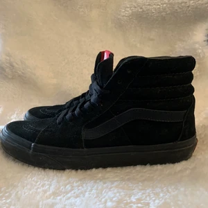 Vans skor - Sk8 Hi - mocka  - Ett par fina och nästintill helt oanvända höga vans skor i mocka, säljes pågrund av att de aldrig kommit till någon användning