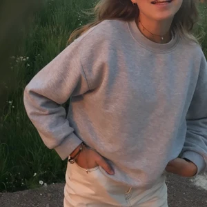 Sweatshirt  - Grå sweatshirt som sitter som en smäck🤩 köpt på pull and bear säljer för 90kr + spårbar frakt strl S 