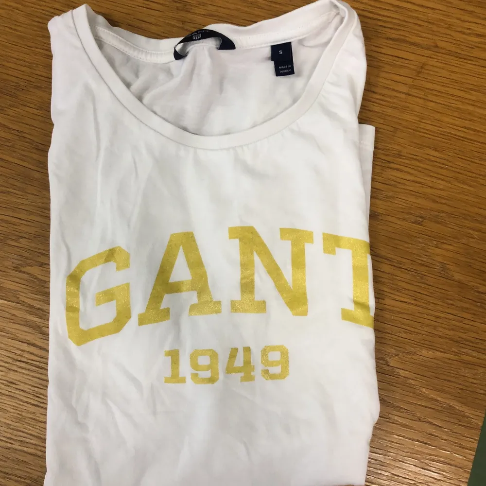 2-pack Gant t-shirts i storlek S, är i bra skick. T-shirts.