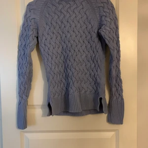 Superfin stickad blå tröja i nyskick - Jättefin tröja som inte kommit till användning. Den är lite längre i ärmarna vilket är supermysigt och den är bekväm. Storlek XS men passar mig som också kan ha S❤️  nypris 250, mitt pris 100kr🌸💘