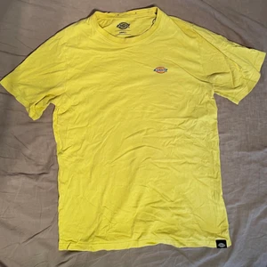 dickies tröja gul, small - använd ett par gånger men har legat långt in i garderoben mest och inte använts.