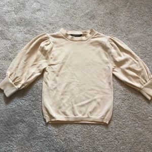 Beige tröja med puffärmar - Beige tröja med puffärmar från Gina tricot. Använd ett fåtal gånger så i nyskick. Priset är diskuterbart.
