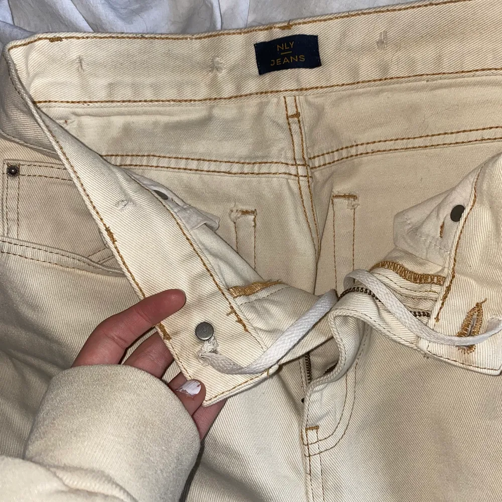 Svin snygga och sköna beiga jeans, har gjort ett TikTok hack på insidan av byxorna så man ska kunna dra åt dom men använder det inte själv. Skulle nog säga att dom är mer som storlek 36 än 34. Köparen står för frakt ✨. Jeans & Byxor.