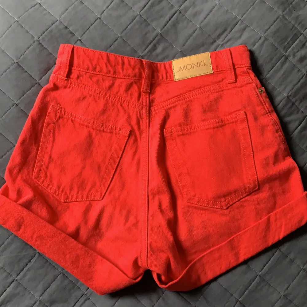 Knall-röda shorts från monki jag tyvärr vuxit ur! Bra skick och nice fickor. Shorts.
