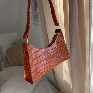 Axelväska - Kommer inte till användning. Frakt 30kr