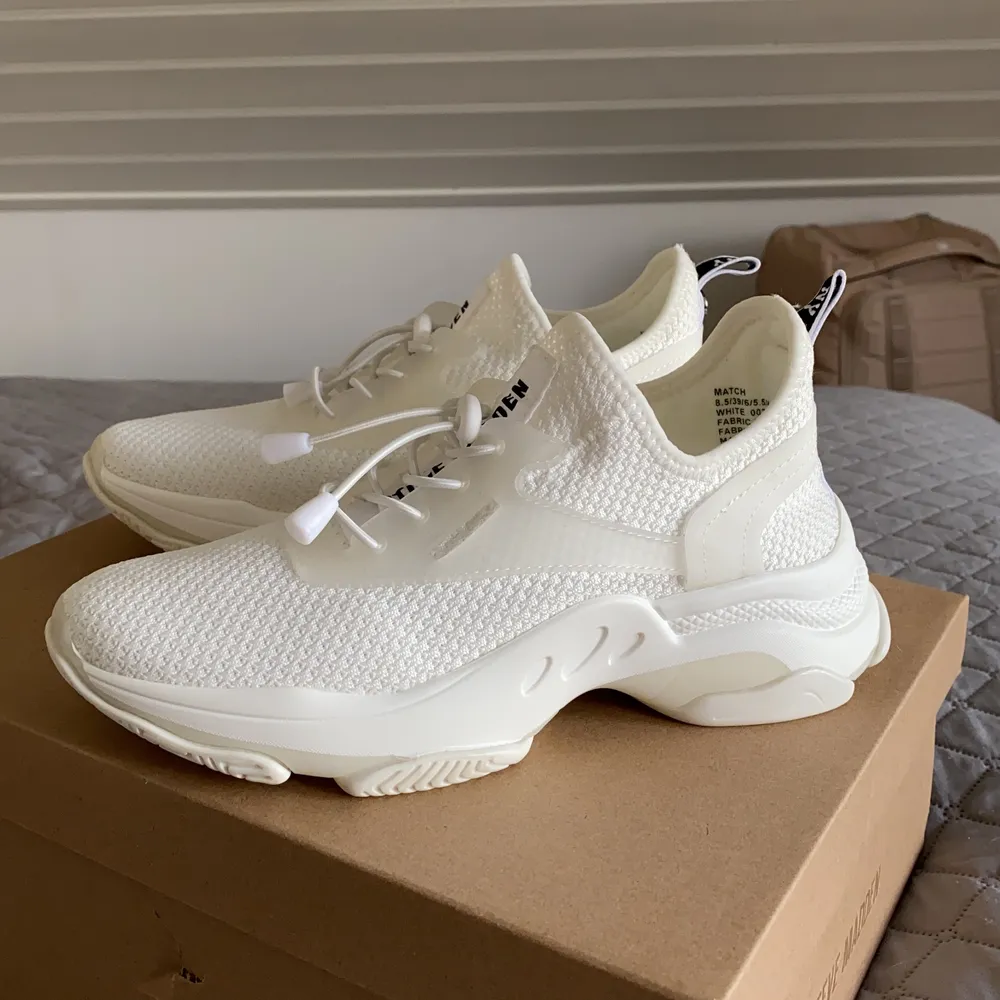 Helt oanvända stevemadden sneakers vita! Fick dem i födelsedags present men passade inte min fot. Har kvar kartong och dem är i helt nyskick!      NY PRIS= 1200kr. Skor.