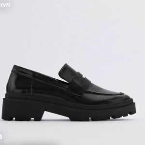 Loafers från Zara - Jättefina loafers från Zara. Köpta på tise men säljer pga för små för mig. 😢  Aldrig använda utomhus. Bilderna är inte mina men skickar gärna privat om det är av intresse! Köpare betalar eventuell frakt 🌸☀️