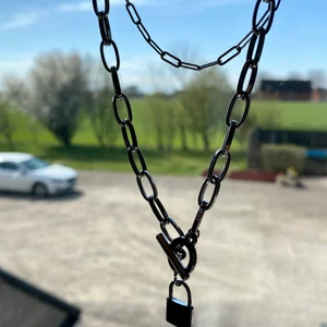 Silvrigt kedje-halsband! - Superfint silvrigt kedje-halsband!❤️Från Gina, aldrig använt. Väldigt bra skick! Av någon anledning blev bilderna lite mindre så hela halsbandet fick inte vara med på några bilder, skriv till mig för ”hela” bilder!