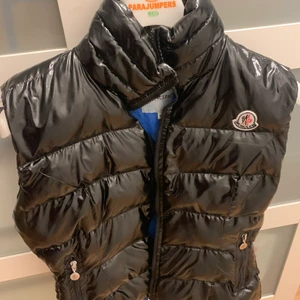 Moncler väst,  - St L, passar även M, marin blå