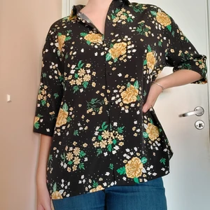 Blommig skjorta - Fin och mysig "oversized" skjorta från Monki. Matrialet är polyester så väldigt "sladrigt", svalt och skönt. Säljer då den inte riktigt är min stil längre. Köparen står för frakten men jag kan också mötas upp i gbg!😊🖤