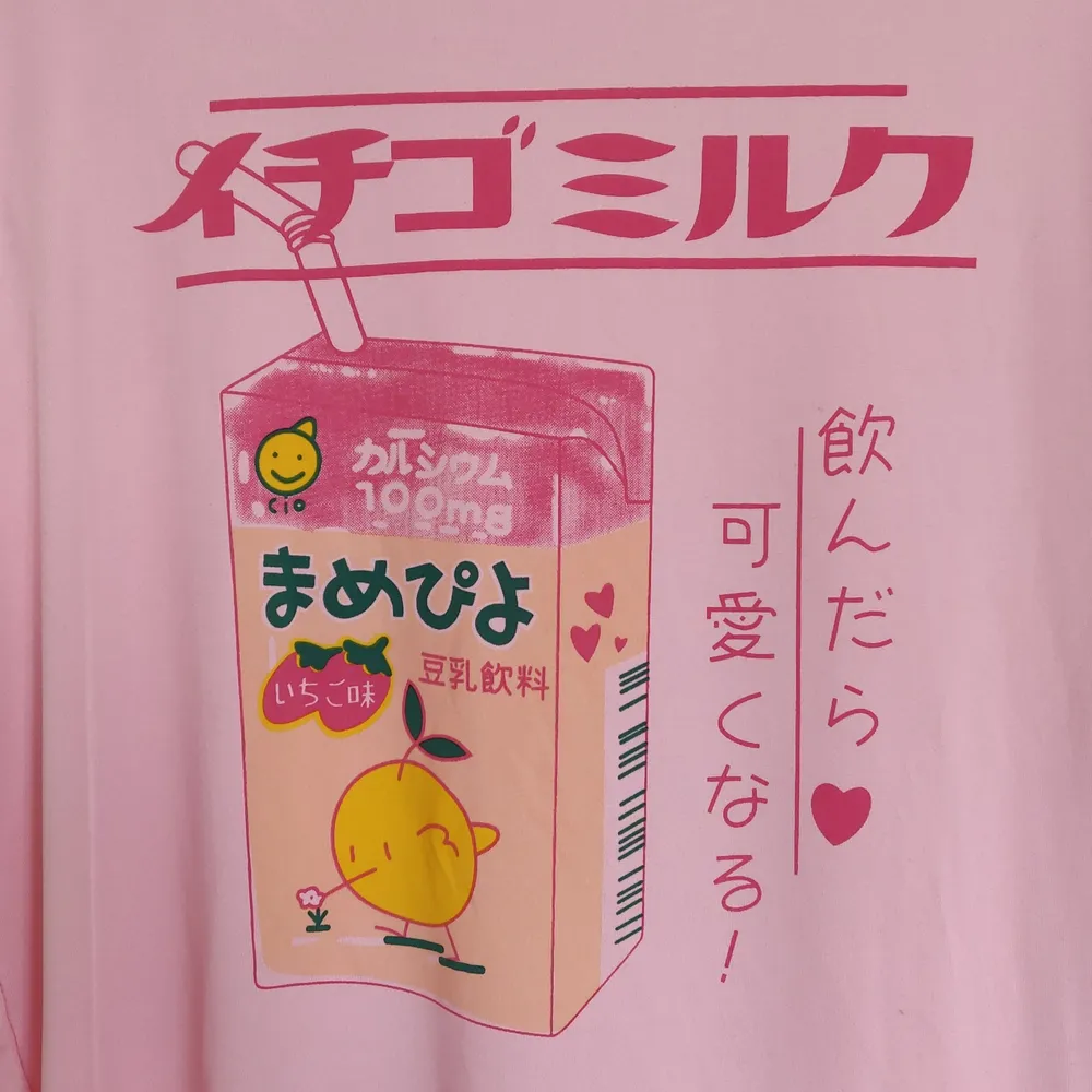 Säljer den här ursöta tröjan som jag köpte när jag var i Japan. Köpte den mest som souvenir men jag har aldrig använt den. Kom gärna med bud och ställ gärna frågor 💗 Skickar gärna fler bilder i dm!. T-shirts.