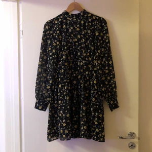 Blommig klänning  - Blommig klänning, Använd endast en gång 