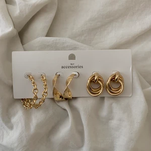 Guldig örhängen  - Säljer detta sett med 3 örhängen som är jättefina. Örhängerna är aldrig använda och inte ens testade. Sista bilden är lånad och liknar ena paret!! 💜💜