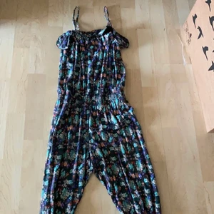 Barn Byxdress + klänning strl 134 - Bra skick på fin byxdress och lila-vit klänning. 