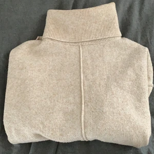 Stickad tröja - Sjukt fin och populär stickad tröja från HM i storlek s, 150kr✨✨