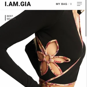 Renalee topp från I Am Gia - Säljer min renalee topp från I Am Gia i storlek M då den inte kommer till användning. Annonsen finns kvar så länge varan finns kvar, köpare står för frakt