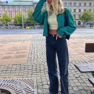 KOFTA OCH TOPP!! - Säljer nu både min vintage kofta och min gula topp med öppen rygg!! ÄLSKAR både men används ej:(( budgivning på dessa som båda startar på 90kr🥰