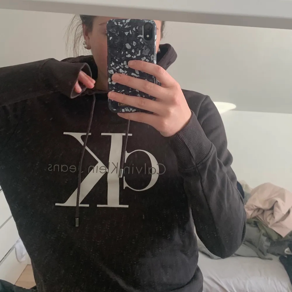 Super fin hoodie från Calvin klein i stl xs men passar mig som brukar ha stl s. Oversized och super skön, använd fåtal gånger och är inte i ett urtvättatt skick. Tröjan är i en väldigt fin brun/grå färg och passar till mycket. Om ni är intresserade hör av er på pm, eller för fler bilder eller frågor. Nypris är 1100kr och mitt pris är 200+frakt.☺️. Hoodies.