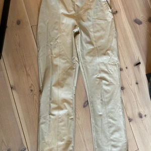 Skin/läder byxor - Byxor från ginatricot 