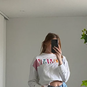 Tommy crewneck - En jättefin Tommy Hilfiger sweatshirt/crewneck som inte kommer till användning längre. Använd sällan så den är i nyskick. (Orginalpris ligger på ca 1000kr)