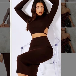 Brun kjol med topp  - Helt oanvända! Brun topp med öppen rygg och snören, som säljs tillsammans med matchande kjol. Super skön material som fungerar för sommaren och hösten. Inte genomskinlig. Kan säljas seperat, men kontakta för mer info. Passar både personer med S och M.                                                                    