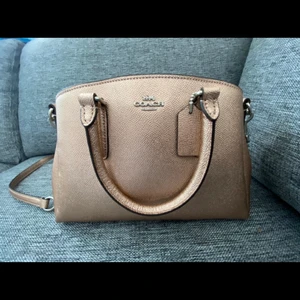 Guess handväska  - Har haft ute engång med den 