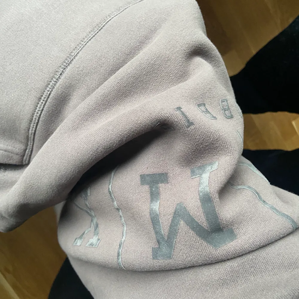 En hoodie köpt på killavdelning, storlek M, passar perfekt som en lite ”större” hoodie. Hoodies.