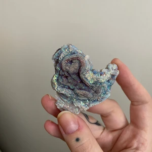 ”Kalcedon-ros” - Så himla fin ”ros” som det så fint kallas, i kalcedon. Så svårt att fånga på bild men den glittrar så fantastiskt fint! 