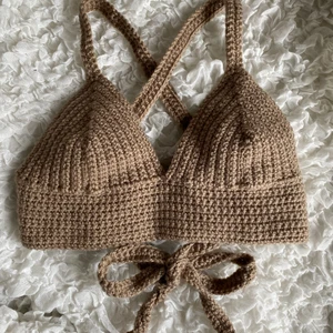 Virkad topp beige  - Egengjord virkad topp i brunbeige färg. Aldrig använd. Storlek A/B-kupa, banden är justerbara💖 Kan göras i fler färger/storlekar