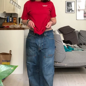 Röd t-shirt - Jättegullig t-shirt från Clique med trycket ”I love you”💕 använd ett fåtal gånger och mycket bra skick. Kan mötas upp i Göteborg eller frakta✨