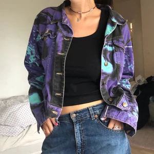 Cavalli vintage jacka - Jätte fin Vintage ”jeansjacka” med färg och i jätte bra skick. Från Cavalli i storlek M, sitter såhär på mig som är en storlek S✨Är många intresserade så blir det budgivning i kommentarerna💓