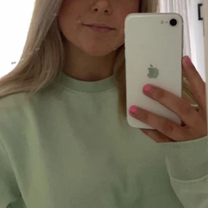 Grön tröja - Finaste pastellgröna färgen! Mysig tröja ifrån Hms mansavdelning så den är oversized på mig som har S/m! Verkligen så fin men har använt Max 1 gång och de va på bilden! Hör av er för fler bilder💕