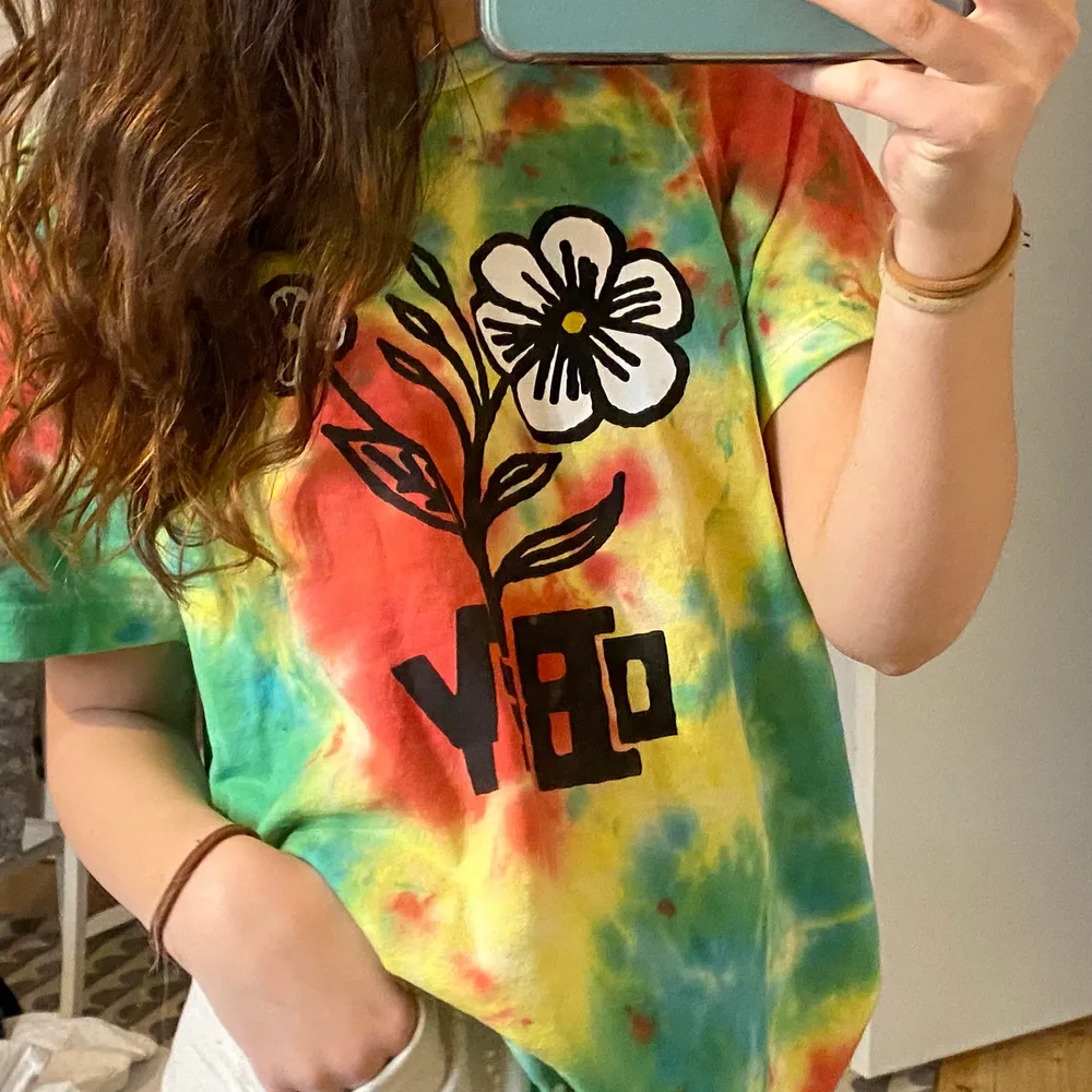 En supercool t-shirt från OBEY i tie dye mönster. Färgerna är starkare i verkligheten och tröjan är i nyskick. Säljer då den inte riktigt kommer till användning. Superhäftigt till sommaren. Storlek M men den är oversized på mig som är en xs. Nypris ca 550 kr . T-shirts.